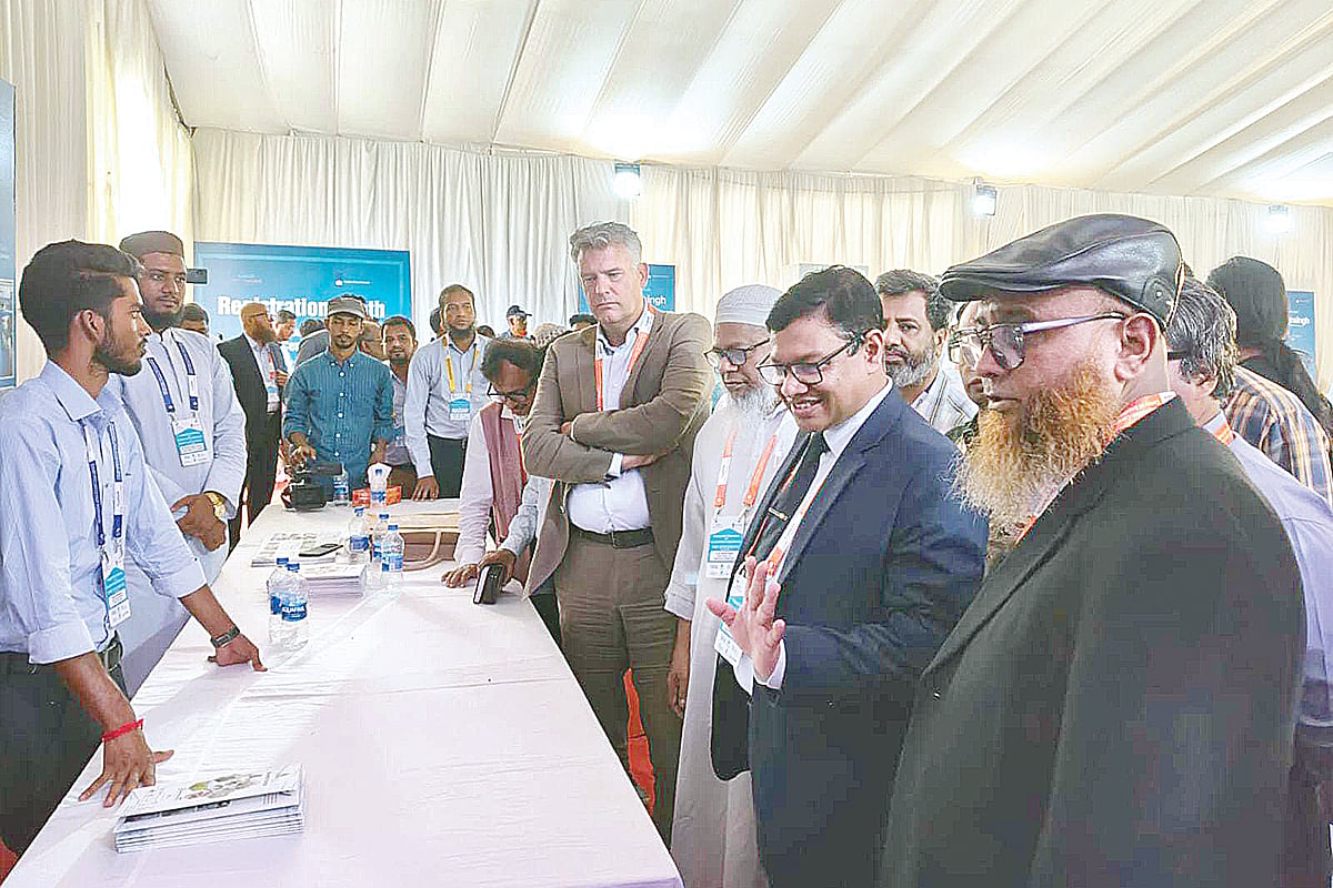 ময়মনসিংহের তারাকান্দায় ‘অ্যাকুয়াকালচার সেন্টার অব এক্সিলেন্স’-এর কার্যক্রম ঘুরে দেখেন অতিথিরা। মঙ্গলবার দুপুরে তোলা