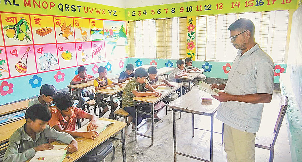 জামালপুরের মাদারগঞ্জে একটি সরকারি প্রাথমিক বিদ্যালয় চলছে মাত্র একজন শিক্ষক দিয়ে। অনেক প্রাথমিক ও মাধ্যমিক বিদ্যালয়েই শিক্ষকসংকট রয়েছে