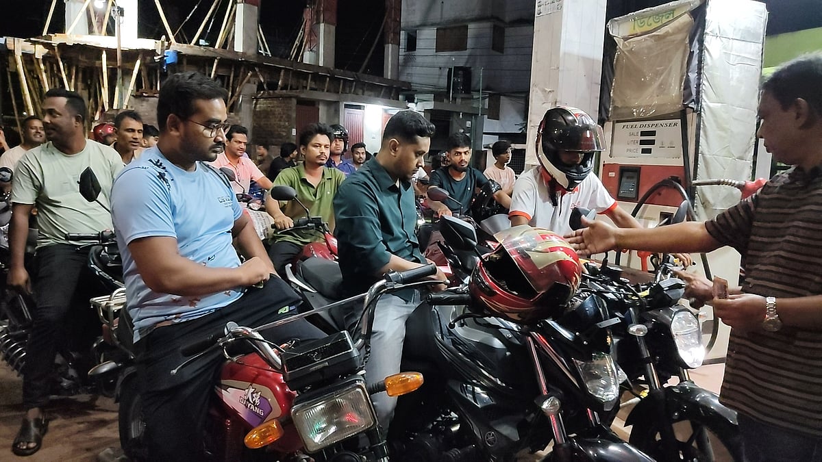 জ্বালানি তেলের সংকটের খবরে মধ্যরাতে রাজশাহী শহরের ফিলিং স্টেশনে ভিড়