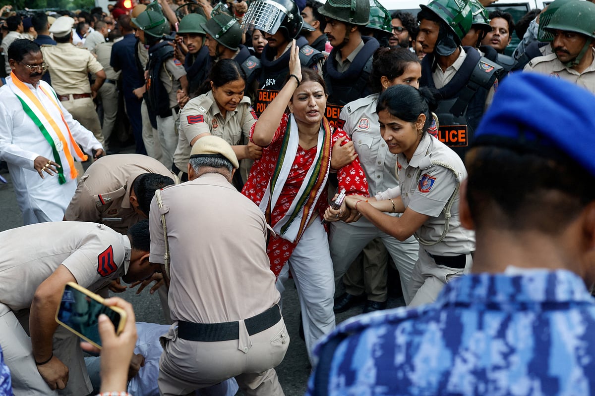 দিল্লিতে ককরোচ জনতা পার্টির আন্দোলন। প্রধানমন্ত্রী নরেন্দ্র মোদির বাসভবনের সামনে আন্দোলনকারীদের অবস্থান ও পুলিশি বাধা।