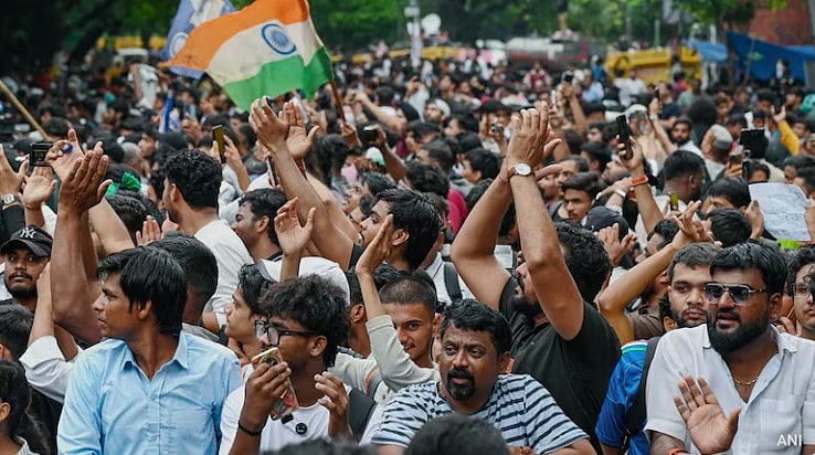 প্রশ্নপত্র ফাঁসের প্রতিবাদে নয়াদিল্লির যন্তর মন্তরে বিক্ষোভের ডাক দেয় ককরোচ জনতা পার্টি