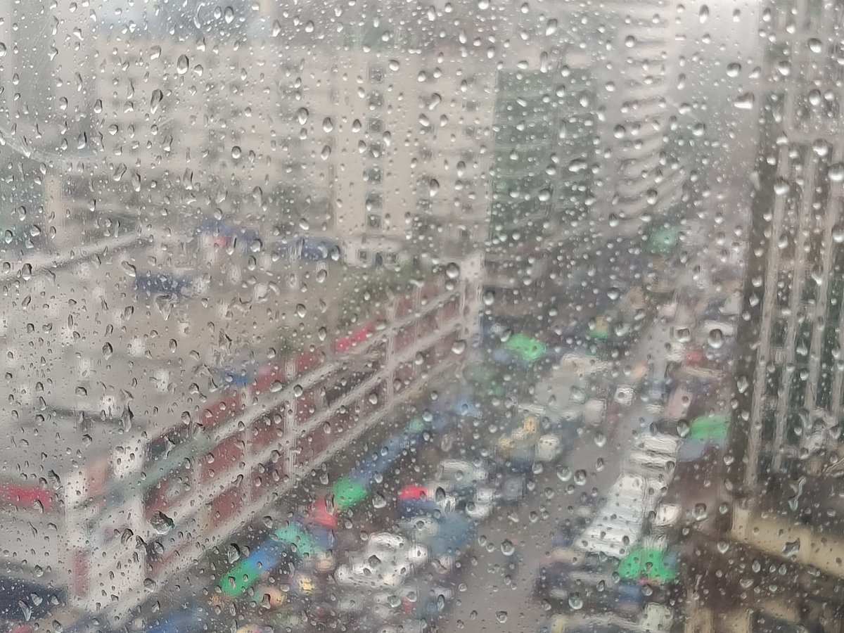 রাজধানীতে বেলা সাড়ে ১১টার দিকে হালকা বৃষ্টি শুরু হয়। আজ বুধবার কারওয়ান বাজার এলাকায়