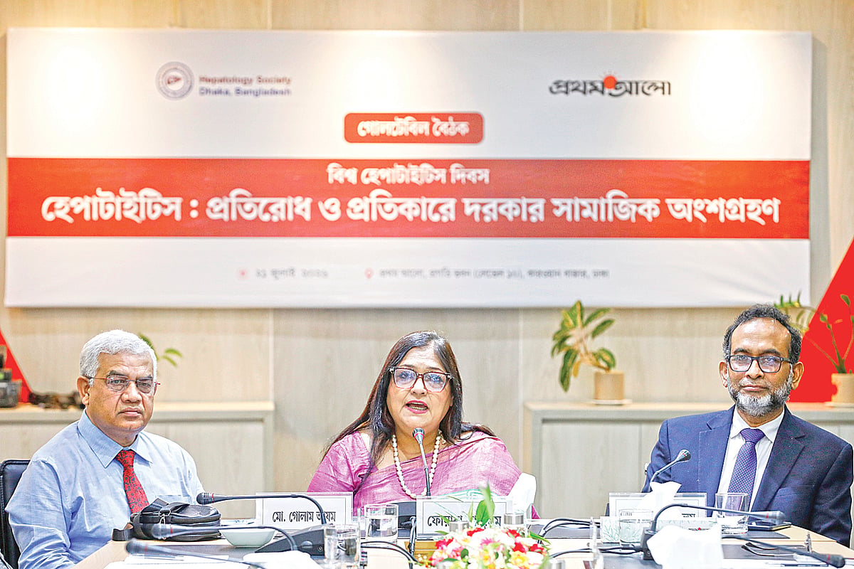 গোলটেবিল বৈঠকে (বাঁ থেকে) ডা. মো. গোলাম আযম, ডা. ফোয়ারা তাসমিম ও ডা. মো. শাহিনুল আলম। গতকাল রাজধানীর কারওয়ান বাজারে প্রথম আলো কার্যালয়ে