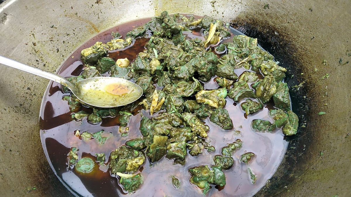 খুলনার পাইকগাছায় রান্নার সময় সবুজ হয়ে যাওয়া গরুর মাংস। পরে সেই মাংসসহ কড়াই নিয়ে প্রশাসনের শরণাপন্ন হন একটি বেকারির কর্মচারীরা