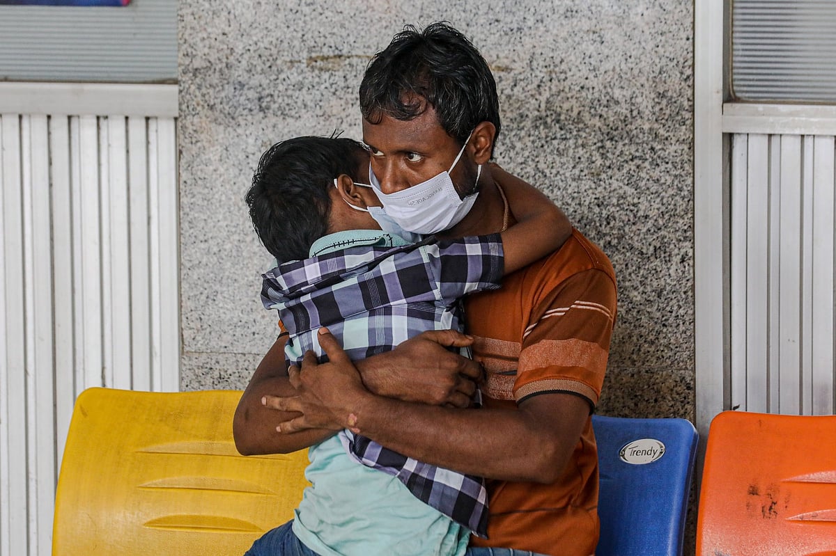 হামের প্রাদুর্ভাবে হাসপাতালে আসছে শিশুরোগী। গতকাল মঙ্গলবার  দুপুরে রাজধানীর মহাখালীর ডিএনসিসি হাসপাতালে