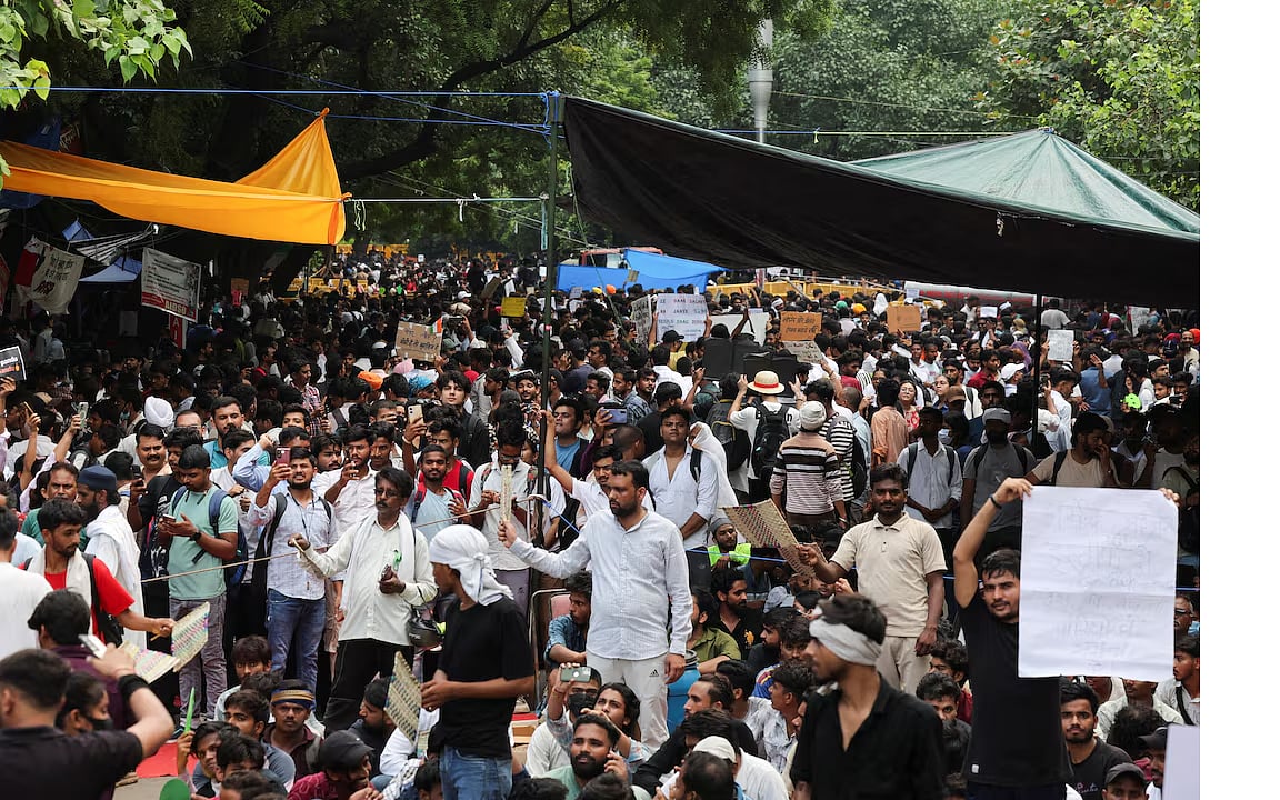 ভারতে চলমান বিক্ষোভে প্ল্যাকার্ড হাতে অংশ নেন ককরোচ জনতা পার্টির (সিজেপি) সমর্থকেরা। নয়াদিল্লির যন্তর মন্তরে, ২৩ জুলাই ২০২৬ সাল
