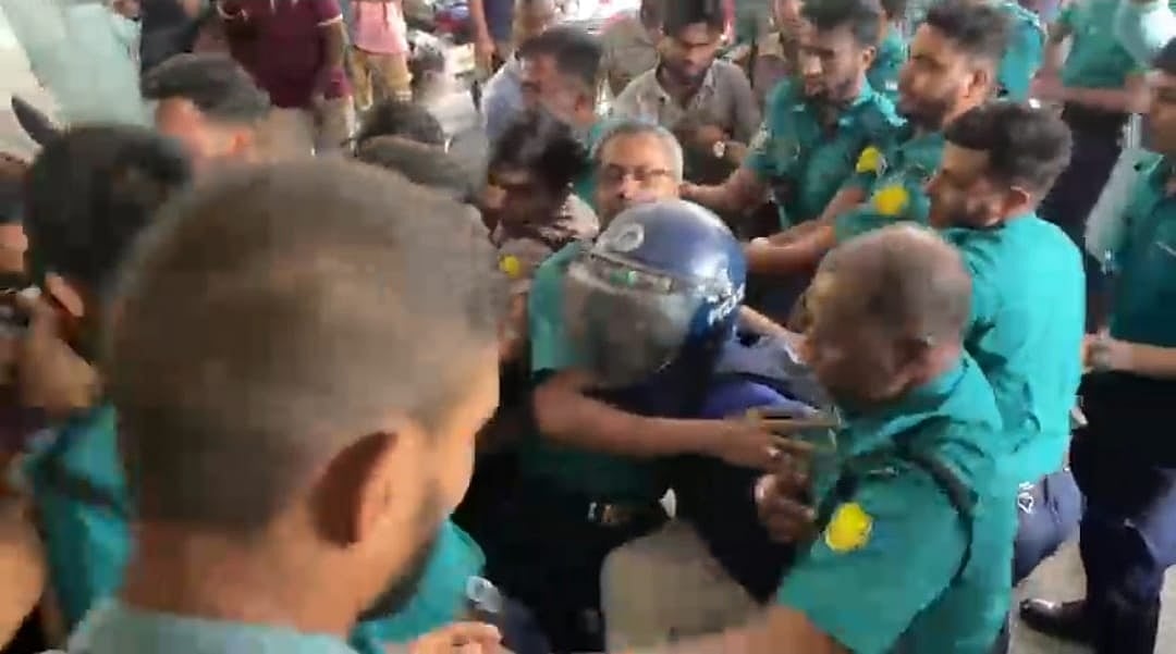 শিশুকে ধর্ষণচেষ্টা ও হত্যা মামলার প্রধান আসামি জাকির হোসেনের ওপর আবারও হামলা ঘটনা ঘটে। আজ বৃহস্পতিবার সকালে সিলেট আদালত প্রাঙ্গণে