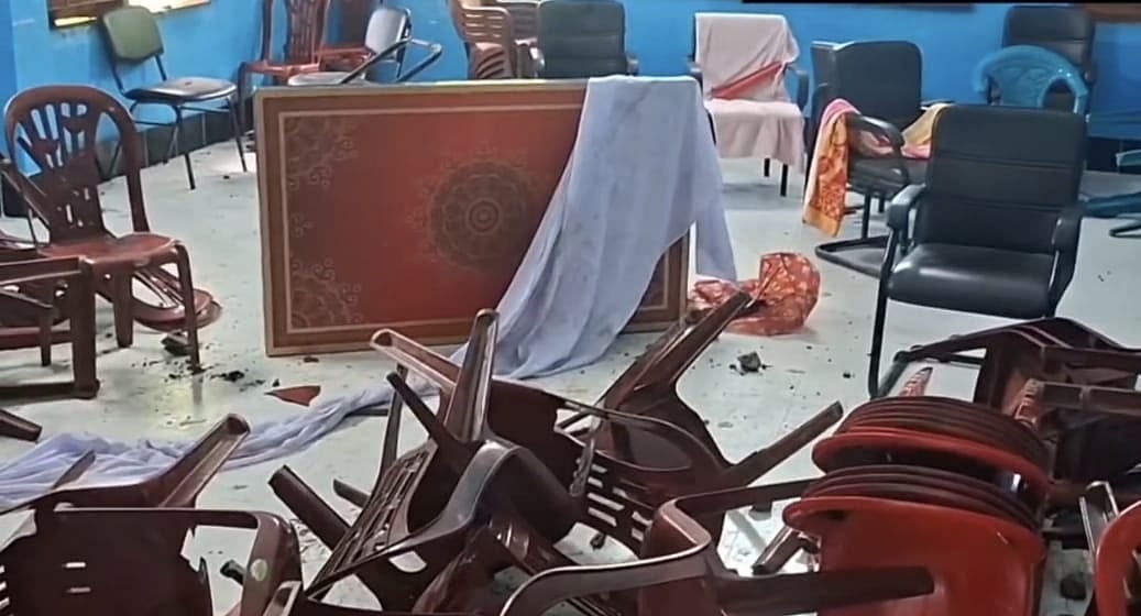 সীমানা নির্ধারণ নিয়ে আয়োজিত সভায় একটি পক্ষ ইউনিয়ন কার্যালয়ে ভাঙচুর চালায়। আজ বৃহস্পতিবার বিকেল তিনটার দিকে কক্সবাজারের টেকনাফের হোয়াইক্যং ইউনিয়নের কানজর পাড়া এলাকায় ইউনিয়ন পরিষদ কার্যালয়ে