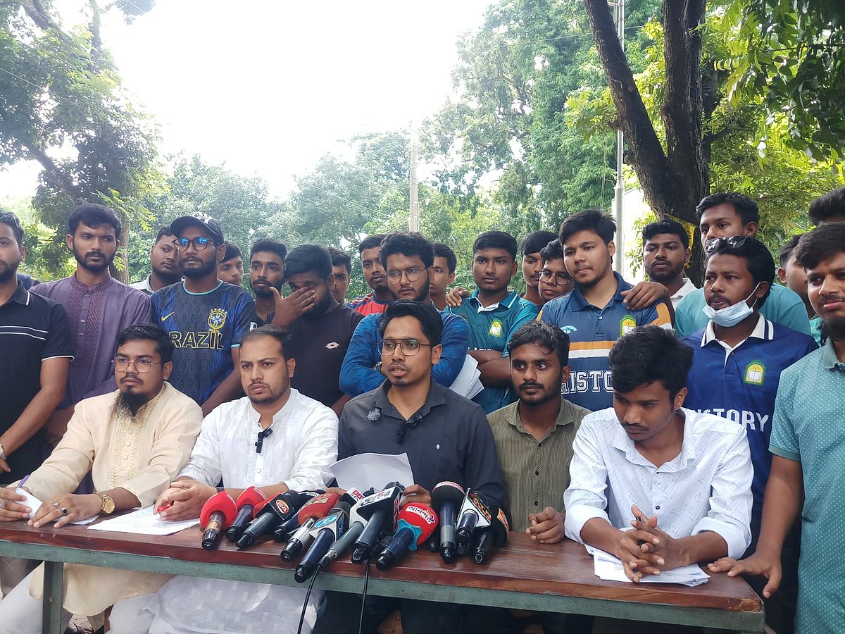 শিক্ষার্থীদের সংবাদ সম্মেলন। বৃহস্পতিবার বিকেলে রংপুরের কারমাইকেল কলেজের প্রধান ফটকের সামনে