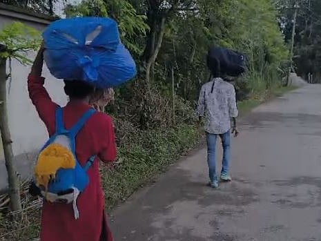 চুয়াডাঙ্গার জীবননগর উপজেলায় ওই দুই ব্যক্তিকে মাথায় ব্যাগ নিয়ে হেঁটে যেতে দেখা যায়। আজ সকালে