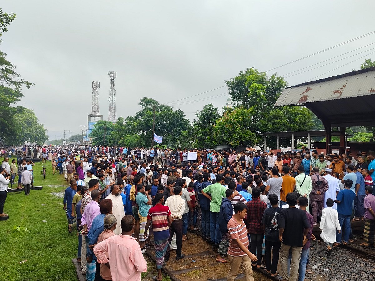 বেনাপোল এক্সপ্রেস ট্রেনের যাত্রাবিরতি পুনর্বহালের দাবিতে রেলপথ অবরোধ করে রেখেছেন স্থানীয় বাসিন্দারা। বৃহস্পতিবার বিকেলে কুষ্টিয়ার খোকসা রেলস্টেশনে