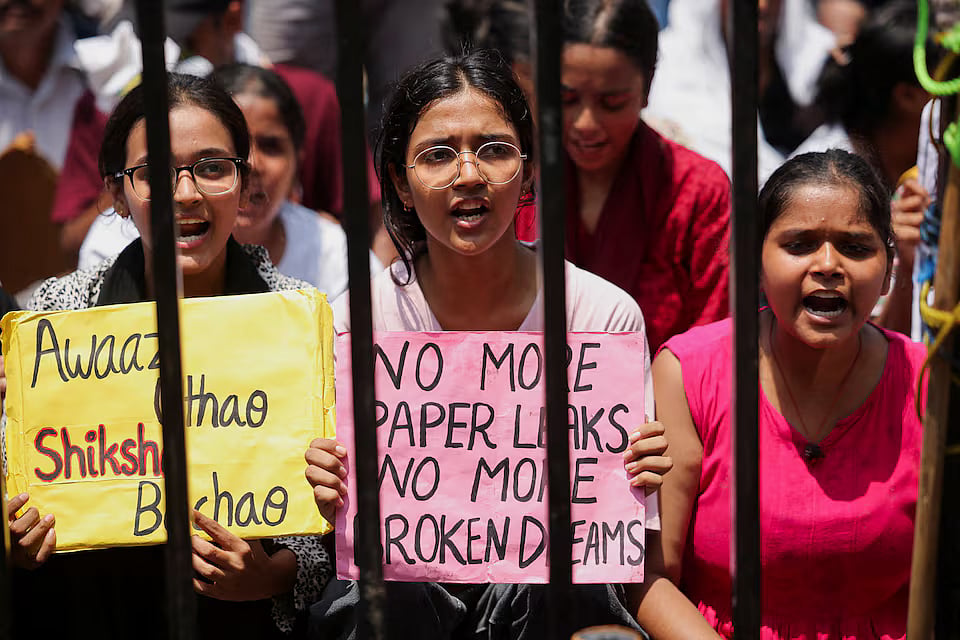 প্ল্যাকার্ড হাতে স্লোগান দিচ্ছেন ‘ককরোচ জনতা পার্টি’র (সিজেপি) সমর্থকেরা। প্রশ্নপত্র ফাঁসের ঘটনায় শিক্ষামন্ত্রী ধর্মেন্দ্র প্রধানের পদত্যাগের দাবিতে শুরু হয় এই বিক্ষোভ। নয়াদিল্লি, ভারত। ২২ জুলাই ২০২৬