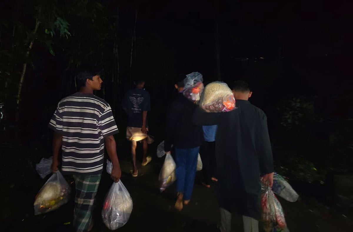 পটিয়ায় রাতের আঁধারে বন্যাদুর্গতদের ঘরে বন্ধুত্বের উপহার পৌঁছে দিল পটিয়া বন্ধুসভা ও প্রথম আলো ট্রাস্ট