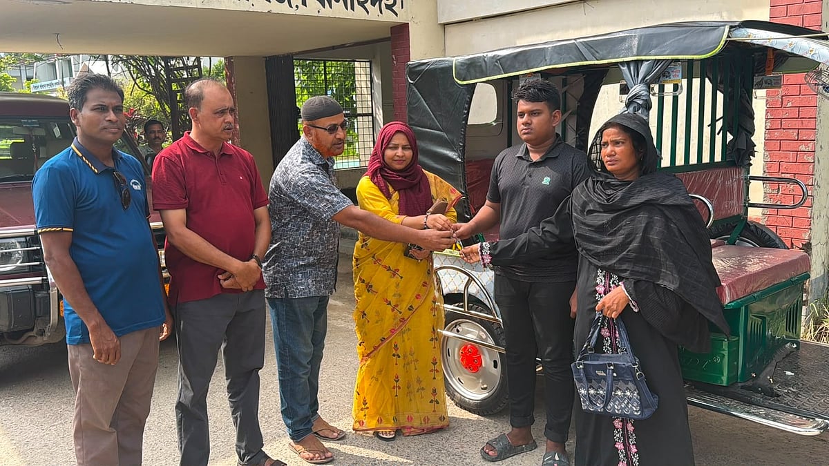 মিশকাত ও তাঁর মা মিনারা খাতুনের হাতে নতুন ইজিবাইকের চাবি তুলে দেওয়া হয়। বৃহস্পতিবার দুপুরে ঝিনাইদহের কালীগঞ্জ উপজেলা পরিষদ চত্বরে