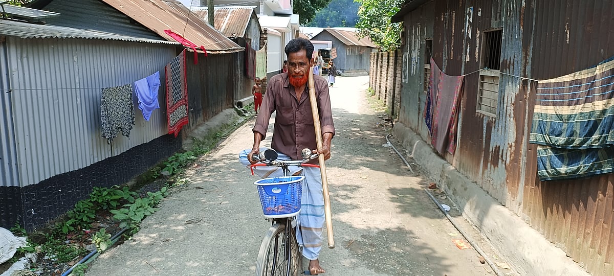এক পায়ে সাইকেল চালিয়ে শিক্ষার্থীদের বাড়ি বাড়ি ছুটে চলছেন মোক্তার হোসেন। প্রায় ৪৫ বছর ধরে এভাবেই ছড়িয়ে দিচ্ছেন শিক্ষার আলো। সম্প্রতি পাবনার বেড়া পৌর এলাকার শাহপাড়া মহল্লায়