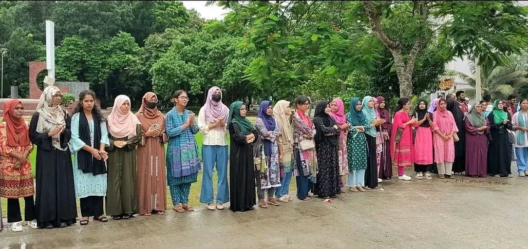 খুলনা বিশ্ববিদ্যালয়ে ছাত্রীদের ওয়াশরুমে গোপনে ভিডিও ধারণের অভিযোগে গ্রেপ্তার ক্যানটিনকর্মীর দ্রুত বিচার, দোষীদের দৃষ্টান্তমূলক শাস্তি ও ক্যাম্পাসে শিক্ষার্থীদের মানববন্ধন। বৃহস্পতিবার বিকেলে বিশ্ববিদ্যালয়ের হাদি চত্বরে