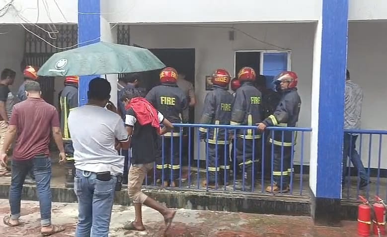 মানিকগঞ্জ সদর থানায় ভারপ্রাপ্ত কর্মকর্তার (ওসি) অফিস কক্ষে আগুন লাগে। পরে ফায়ার সার্ভিসের কর্মীরা আগুন নেভান। বৃহস্পতিবার বিকেলে