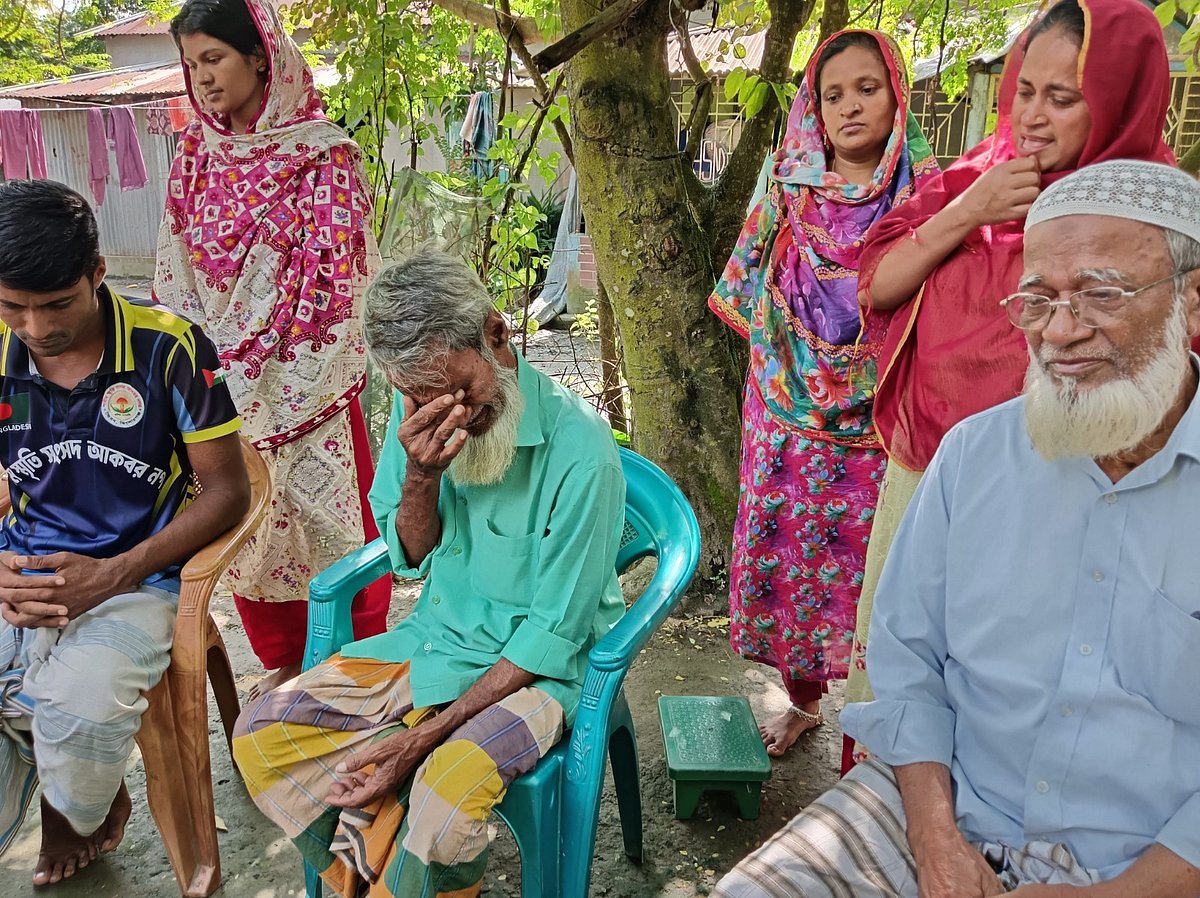 বাড়ির উঠানে বসে কান্নায় ভেঙে পড়েন শফিকুলের চাচা কাসেম আলী। শুক্রবার বিকেলে কিশোরগঞ্জের ভৈরব উপজেলার কালিকাপ্রসাদ ইউনিয়নের আকবরনগর গ্রামে