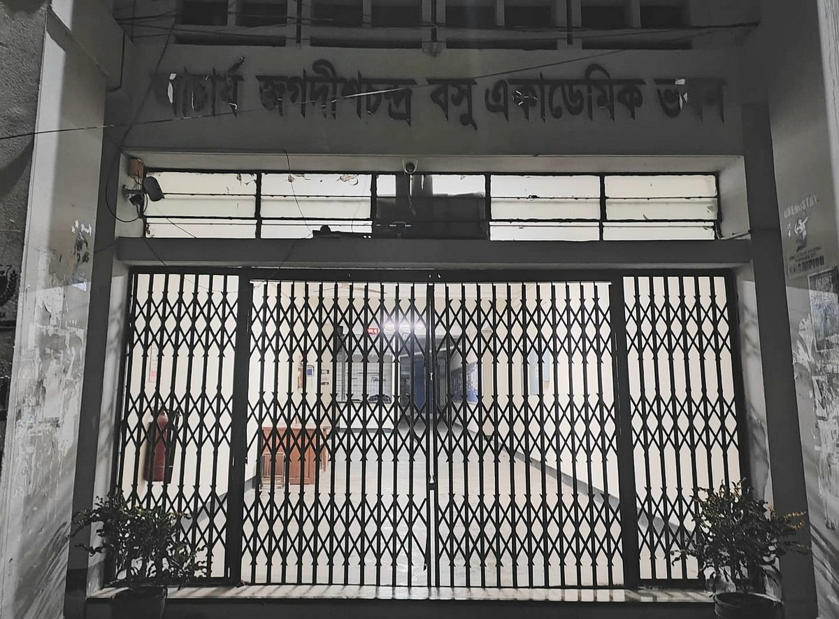 খুলনা বিশ্ববিদ্যালয়ে একাডেমিক ভবনগুলোতো তালা ঝুলিয়ে দিয়েছেন শিক্ষার্থীরা। বৃহস্পতিবার রাতে আচার্য জগদীশচন্দ্র বসু একাডেমিক ভবনে।