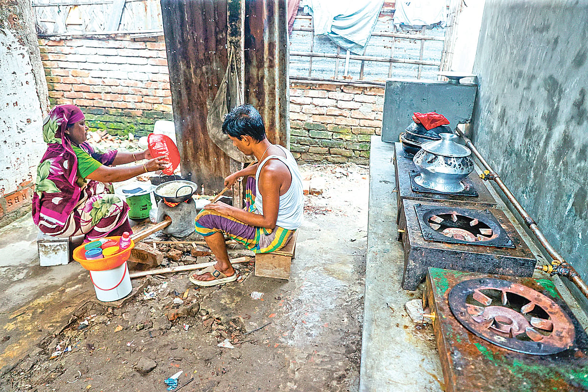 তিতাসের লাইনে গ্যাস না থাকায় মাটির চুলায় চলছে রান্না। গতকাল দুপুরে রাজধানীর রায়েরবাজারের পাঠশালা গলিতে