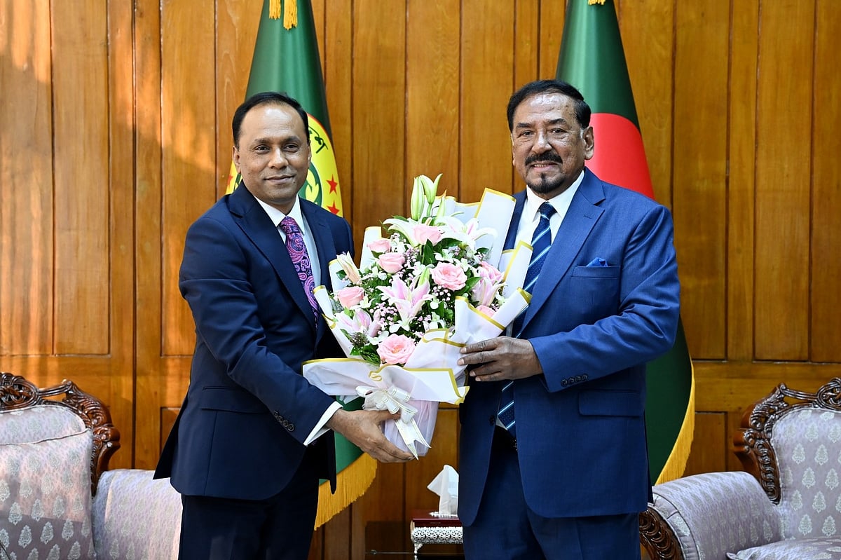রাষ্ট্রপতির দায়িত্বভার গ্রহণ করায় স্পিকার হাফিজ উদ্দিন আহমদকে ফুলেল শুভেচ্ছা জানান জাতীয় সংসদের ডেপুটি স্পিকার ব্যারিস্টার কায়সার কামাল। শেরেবাংলা নগর, ঢাকা। ২৪ জুলাই ২০২৬