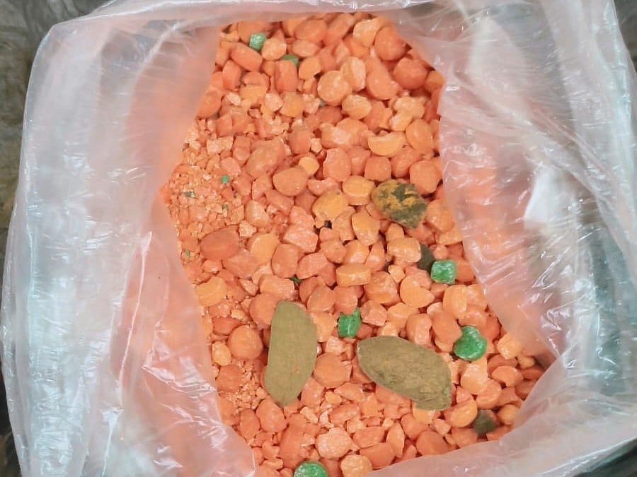 সড়ক থেকে উদ্ধার করা ইয়াবা