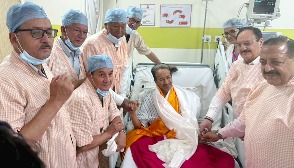 ভারতের কেন্দ্রীয় মন্ত্রী জে পি নাড্ডা ও জিতেন্দ্র সিংয়ের উপস্থিতিতে মেদান্ত হাসপাতালে অনশন ভাঙেন পরিবেশবিদ সোনম ওয়াংচুক। তিনি সিজেপির নেতাদের বদলে সরকারের মন্ত্রীদের হাতে অনশন ভাঙায় আন্দোলনের নেতাদের মধ্যে কিছুটা অস্বস্তি তৈরি হয়েছে। ২৩ জুলাই ২০২৬, নয়াদিল্লি
