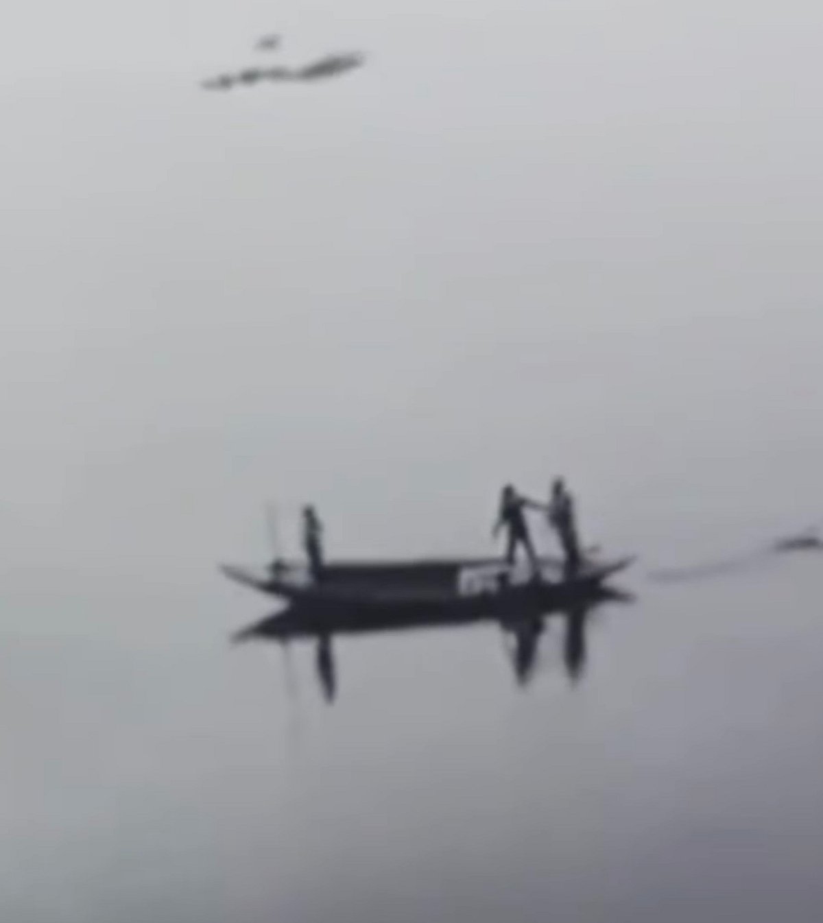 ভাসমান লাশ উদ্ধার করছে নৌ-পুলিশ। আজ শুক্রবার বিকেলে যশোরের অভয়নগর উপজেলায় ভৈরব নদে