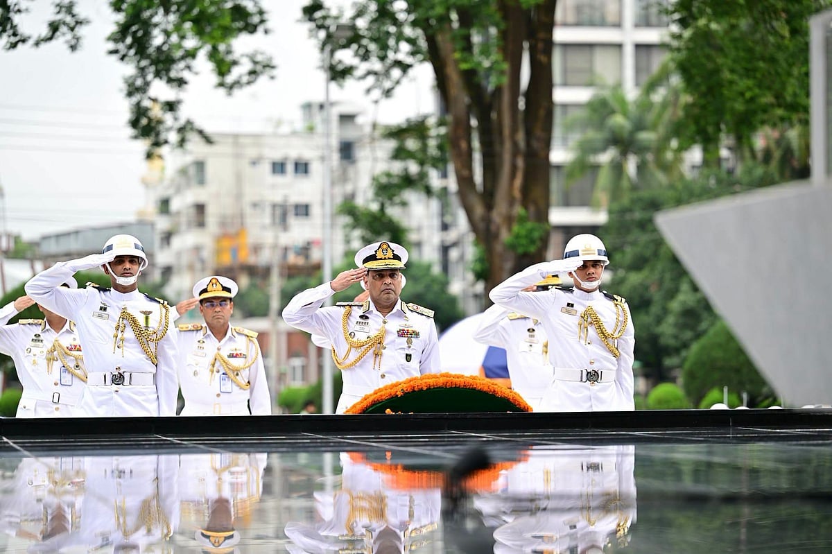 নবনিযুক্ত নৌবাহিনীপ্রধান ভাইস অ্যাডমিরাল খোন্দকার মিসবাহ উল আজীম আজ শুক্রবার ঢাকা সেনানিবাসের শিখা অনির্বাণে শ্রদ্ধা জানান