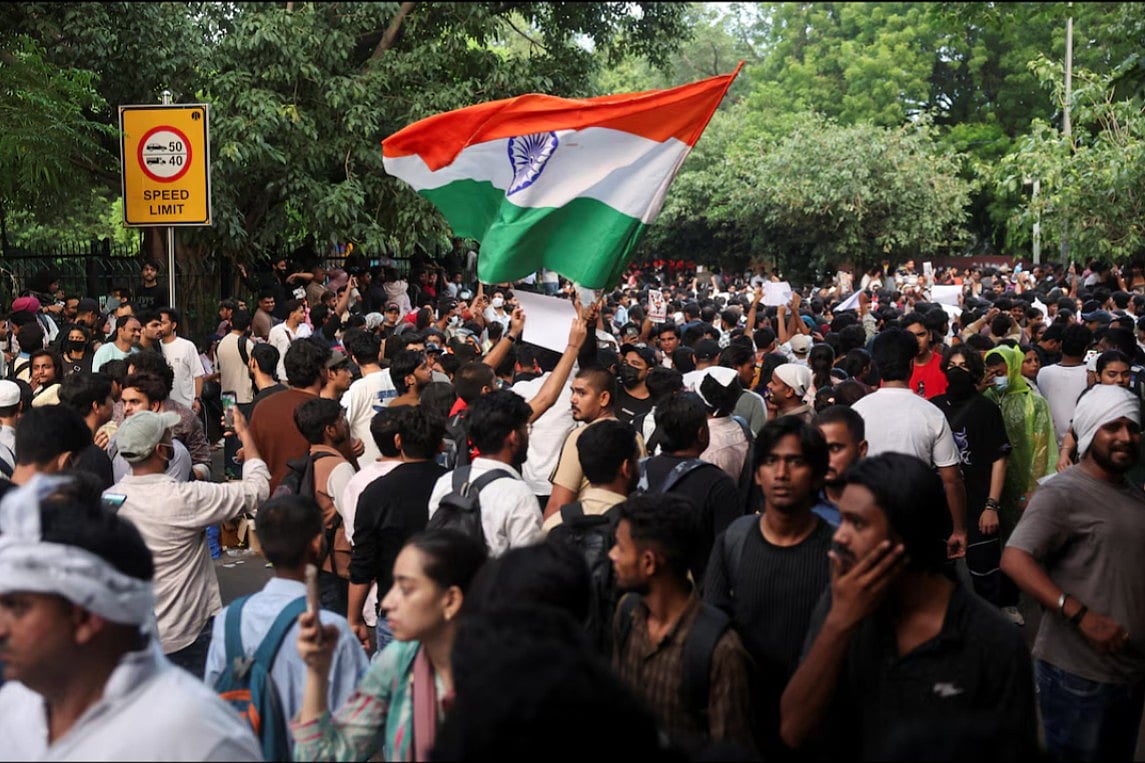 শিক্ষামন্ত্রীর পদত্যাগের দাবিতে সম্প্রতি ভারতের রাজধানী নয়াদিল্লিতে হাজার হাজার তরুণ জড়ো হয়ে বিক্ষোভ শুরু করেন