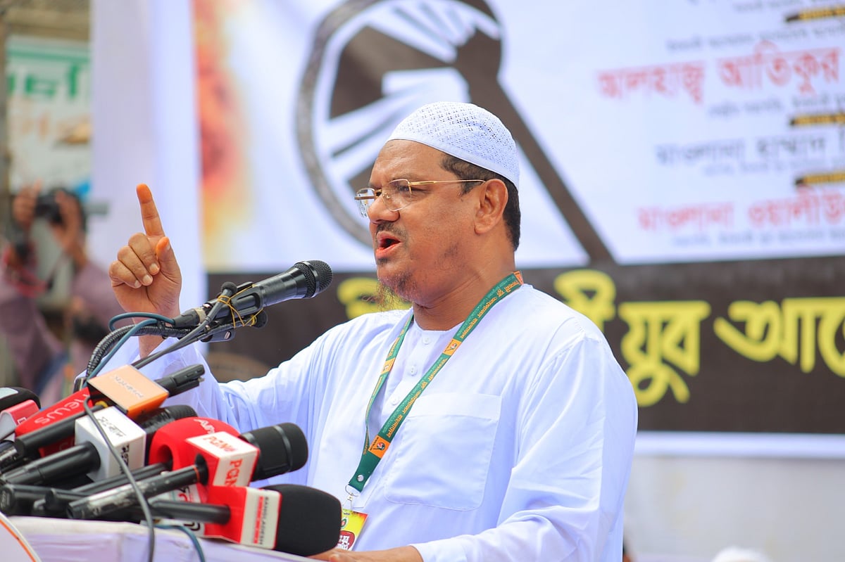 ইসলামী যুব আন্দোলন বাংলাদেশের দশম প্রতিষ্ঠাবার্ষিকী উপলক্ষে আয়োজিত সমাবেশে বক্তব্য দেন চরমোনাই পীর সৈয়দ মুহাম্মাদ রেজাউল করীম। ঢাকা; ২৪ জুলাই ২০২৬