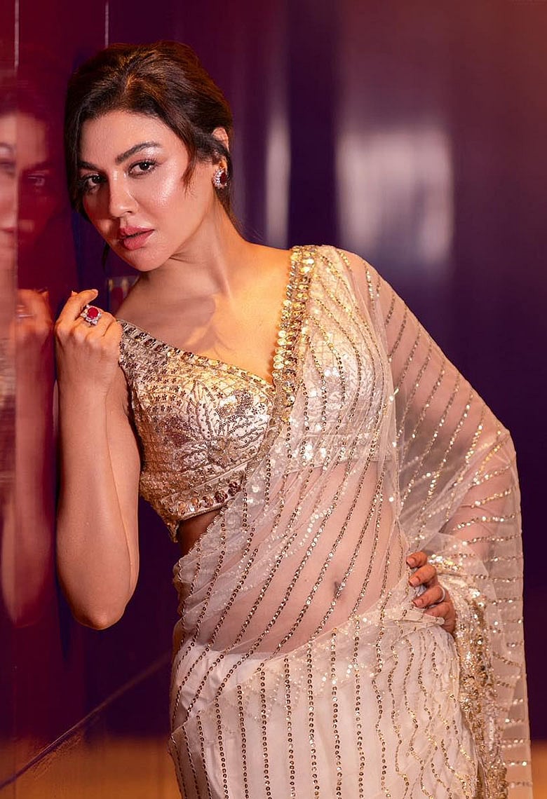 শিয়ার শাড়ির জৌলুশে আরও মোহময় জয়া আহসান