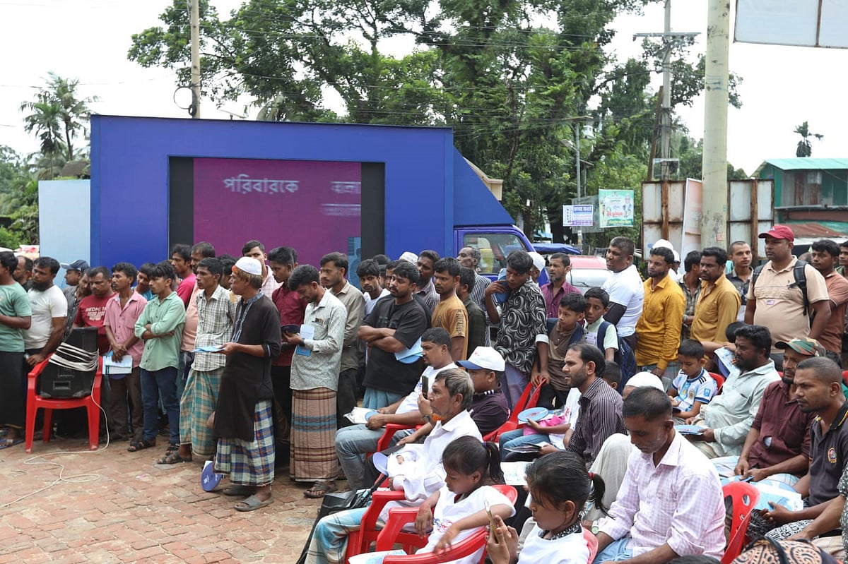 কক্সবাজারের উখিয়া সদরে ব্র্যাকের আয়োজনে ‘সমুদ্রপথে বিদেশ না’ স্লোগানে অনুষ্ঠিত হয় নিরাপদ অভিবাসন রোড শো কর্মসূচি। আজ সকালে