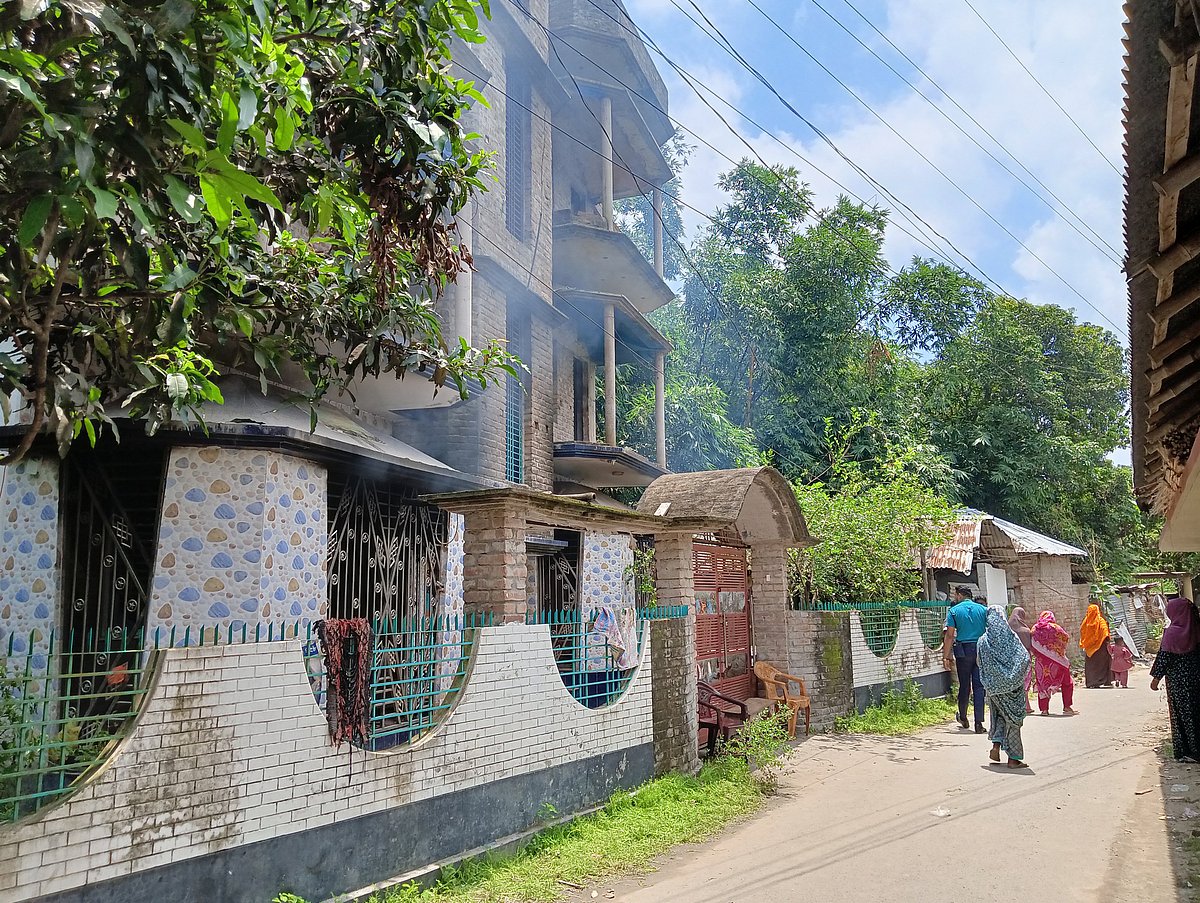 রাজশাহীর পবা উপজেলার হরিয়ান পূর্ব পাড়া এলাকায় অভিযুক্ত ব্যক্তির বাড়িতে আগুন ধরিয়ে দেন বিক্ষুব্ধ জনতা। আজ শনিবার