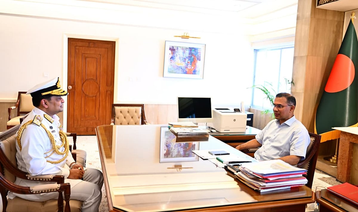 প্রধানমন্ত্রী তারেক রহমানের সঙ্গে সৌজন্য সাক্ষাৎ করেছেন বাংলাদেশ নৌবাহিনীর নবনিযুক্ত প্রধান ভাইস অ্যাডমিরাল খোন্দকার মিসবাহ উল আজীম।