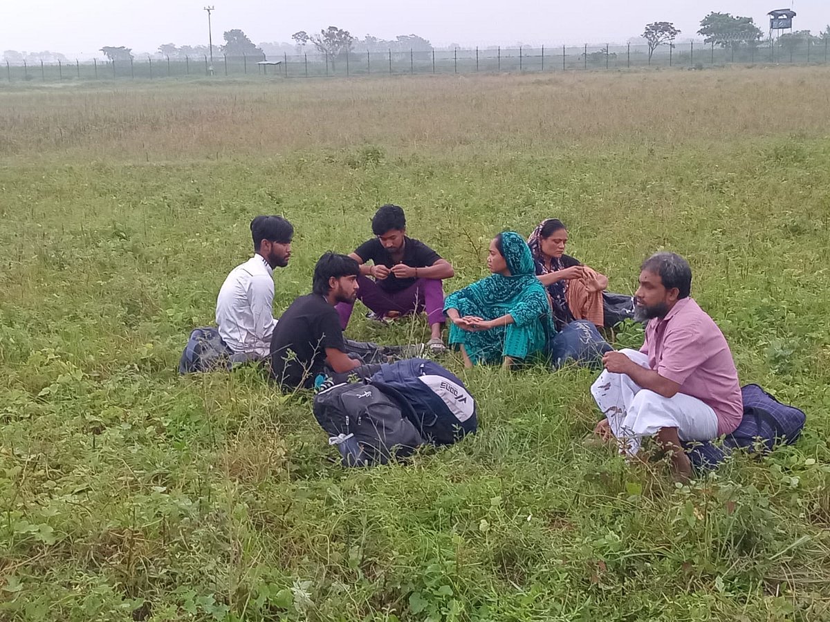 মহেশপুর উপজেলার ভারত সীমান্তের শূন্যরেখা থেকে প্রায় ২০ গজ ভারতের অভ্যন্তরে ওই ছয়জন অবস্থান করছেন। আজ শনিবার