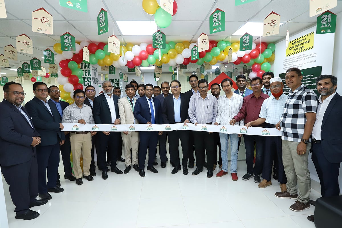 ডিবিএইচ ফাইন্যান্সের ব্যবস্থাপনা পরিচালক ও প্রধান নির্বাহী কর্মকর্তা (সিইও) নাসিমুল বাতেন যশোরের শীর্ষস্থানীয় আবাসন নির্মাণ প্রতিষ্ঠানগুলোর প্রতিনিধিদের নিয়ে নতুন শাখার উদ্বোধন করেন