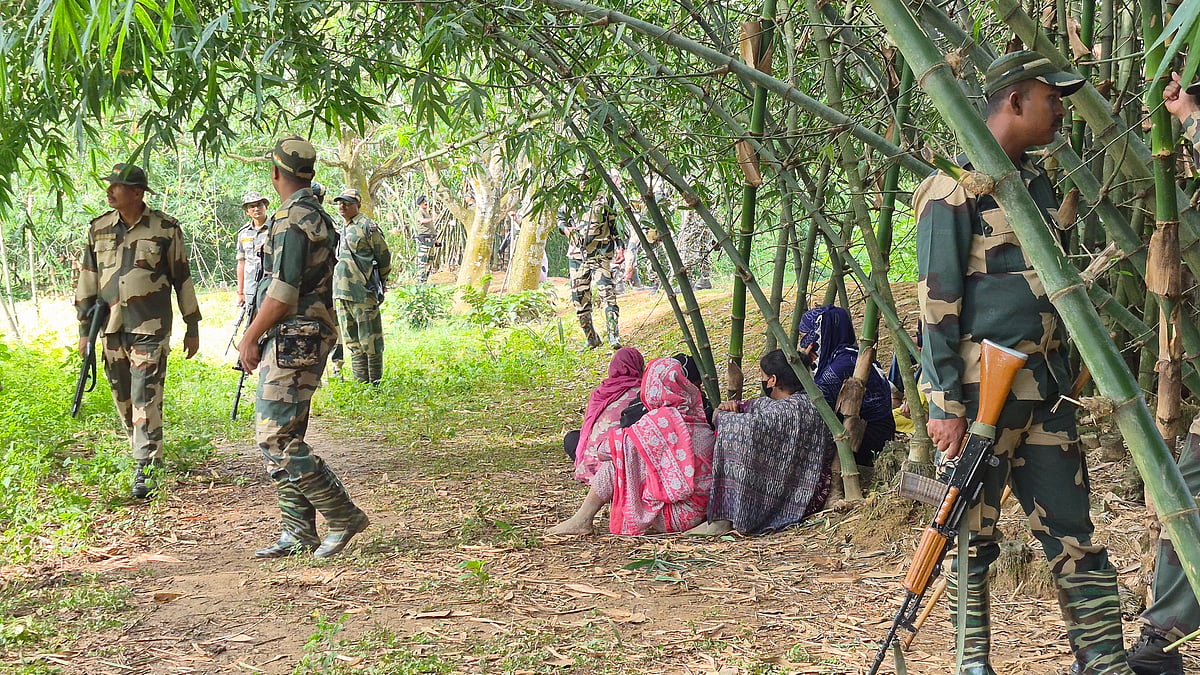 সীমান্ত পিলারের পাশে ভারতের শ্রীরামপুর এলাকার একটি বাঁশঝাড়ের নিচে অবস্থান করছেন ওই নারীরা। আজ শনিবার