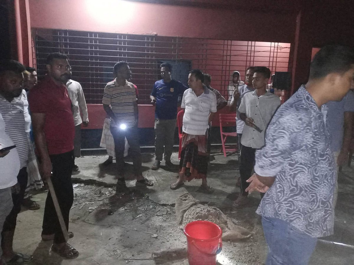 রাজশাহীর বাগমারায় বিএনপি নেতার বাড়িতে ককটেল হামলার খবর শুনে জড়ো হন নেতা–কর্মী ও স্থানীয় বাসিন্দারা। গতকাল শুক্রবার রাতে উপজেলা চাঁদপাড়া গ্রামে