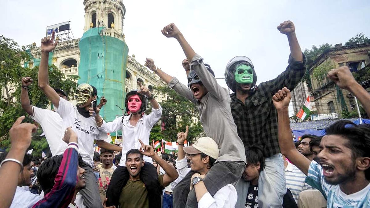 প্রশ্নপত্র ফাঁস হওয়ার প্রতিবাদে এবং শিক্ষামন্ত্রীর পদত্যাগের দাবিতে বিক্ষোভ করেছে কয়েকটি বামপন্থী ছাত্রসংগঠন ও ককরোচ জনতা পার্টি। কলকাতা, পশ্চিমবঙ্গ, ভারত। ২৪ জুলাই ২০২৬