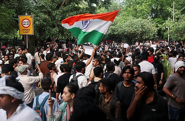 শিক্ষামন্ত্রীর পদত্যাগের দাবিতে সম্প্রতি ভারতের রাজধানী নয়াদিল্লিতে হাজার হাজার তরুণ জড়ো হয়ে বিক্ষোভ শুরু করেন