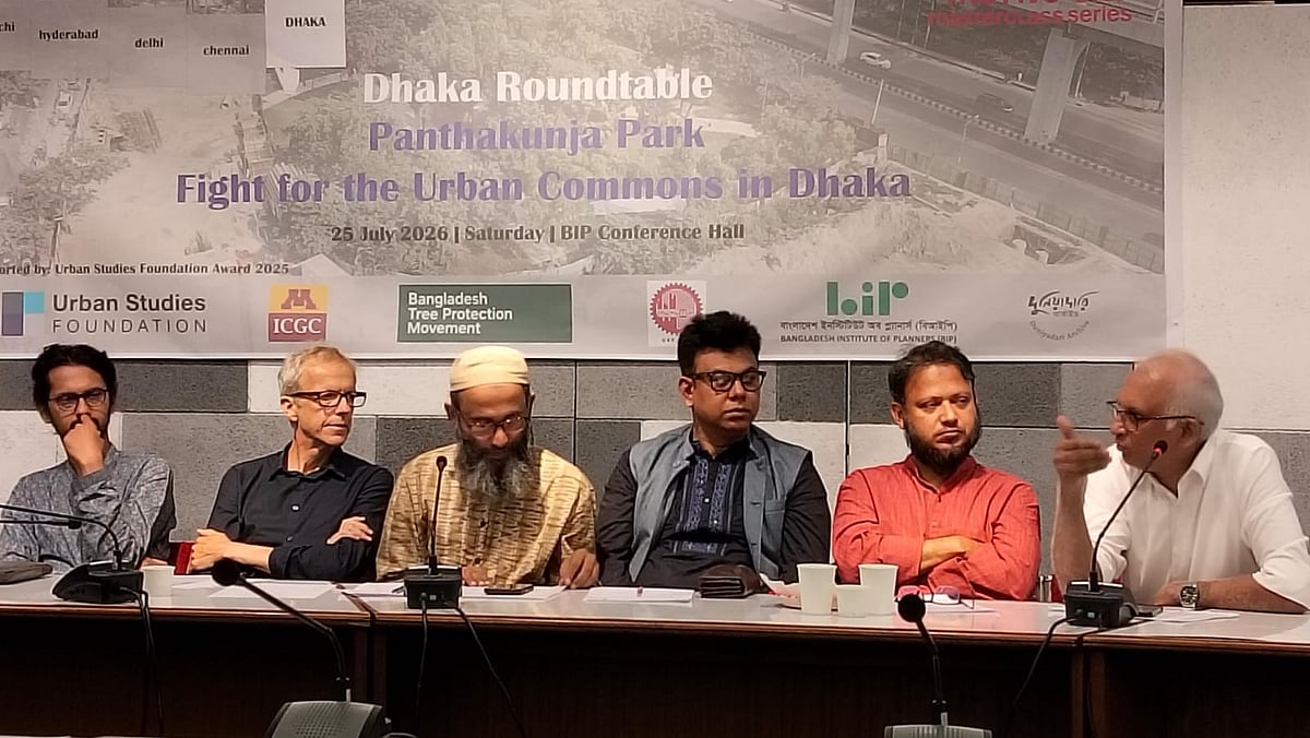 পান্থকুঞ্জ পার্ক ও ঢাকার পরিবেশ রক্ষায় আয়োজিত গোলটেবিল আলোচনায় অতিথি ও আয়োজকেরা। বাংলামোটর, ঢাকা, ২৫ জুলাই ২০২৬