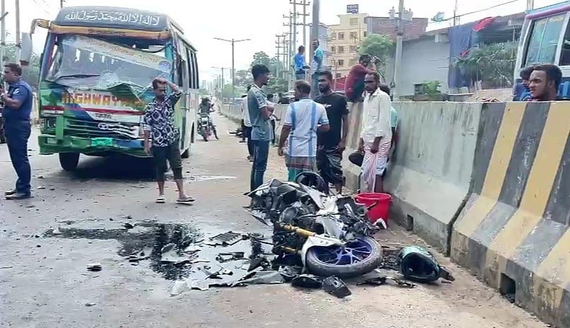 ঢাকার ধামরাই উপজেলার ইসলামপুর এলাকায় ঢাকা-আরিচা মহাসড়কে বাসের ধাক্কায় মোটরসাইকেলের তিন আরোহী নিহত হয়েছেন। শনিবার সকালে তোলা