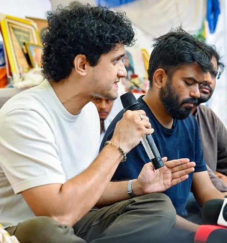 শুক্রবার নয়াদিল্লির যন্তর মন্তরে এক সংবাদ সম্মেলনে বক্তব্য দিচ্ছেন ককরোচ জনতা পার্টির (সিজেপি) মুখপাত্র সৌরভ দাস। পাশে বসে আছেন সিজেপির প্রতিষ্ঠাতা অভিজিৎ দিপকে। ২৪ জুলাই ২০২৬