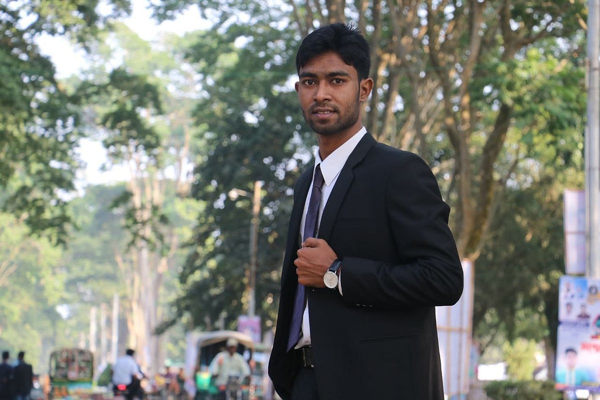 রাজশাহী বিশ্ববিদ্যালয়ে সমাজকর্ম বিষয়ে স্নাতক ও স্নাতকোত্তর করেছেন মোস্তাফিজুর রহমান