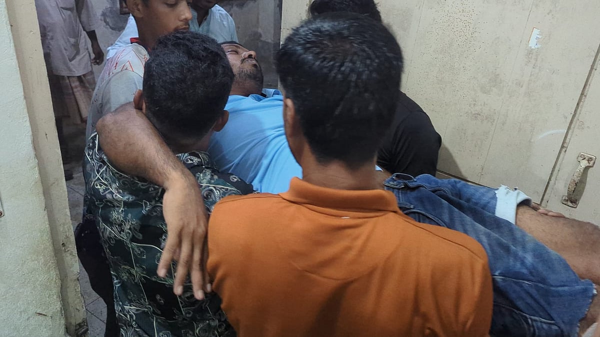 পটুয়াখালীর কুয়াকাটায় হামলায় আহত সাংবাদিককে হাসপাতালে নিয়ে যান স্থানীয় বাসিন্দারা। গতকাল শুক্রবার রাতে কুয়াকাটা ২০ শয্যাবিশিষ্ট হাসপাতালে