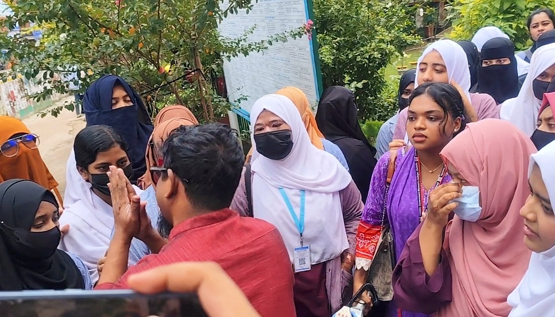 কুমিল্লা সরকারি মহিলা কলেজের সাত শিক্ষককে একসঙ্গে বদলির প্রতিবাদে শিক্ষার্থীদের অবস্থান কর্মসূচিতে হাজির হন বদলি হওয়া শিক্ষক মোহাম্মদ মহসীন। তিনি হাতজোড় করে শিক্ষার্থীদের চলে যেতে বলেন। আজ শনিবার বেলা সাড়ে ১১টার দিকে