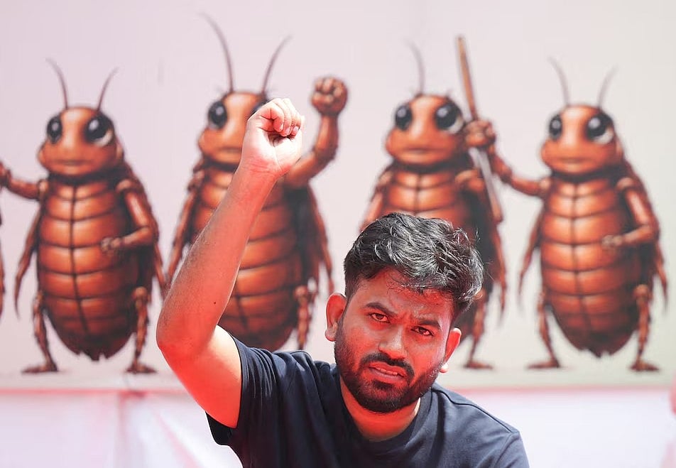 ভারতের শিক্ষামন্ত্রী ধর্মেন্দ্র প্রধানের পদত্যাগের দাবিতে অবস্থান কর্মসূচিতে অংশ নিয়ে সমর্থকদের উদ্দেশে কথা বলছেন ককরোচ জনতা পার্টির (সিজেপি) প্রধান অভিজিৎ দিপকে। ভারতের রাজধানী নয়াদিল্লিতে, ২০ জুন ২০২৬