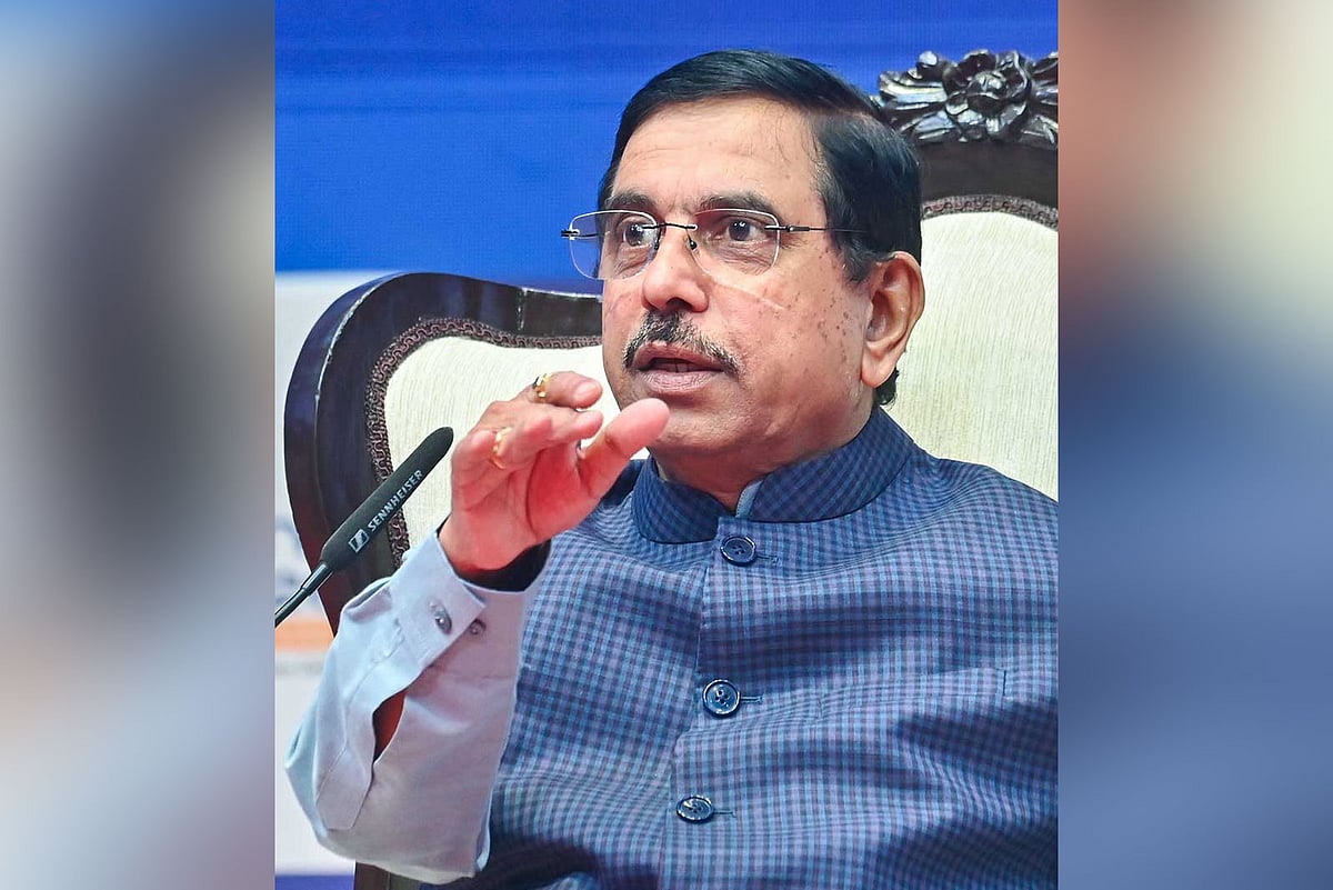 কেন্দ্রীয় মন্ত্রী প্রহ্লাদ যোশীকে শিক্ষা মন্ত্রণালয় সামলানোর অতিরিক্ত দায়িত্ব দেওয়া হয়েছে