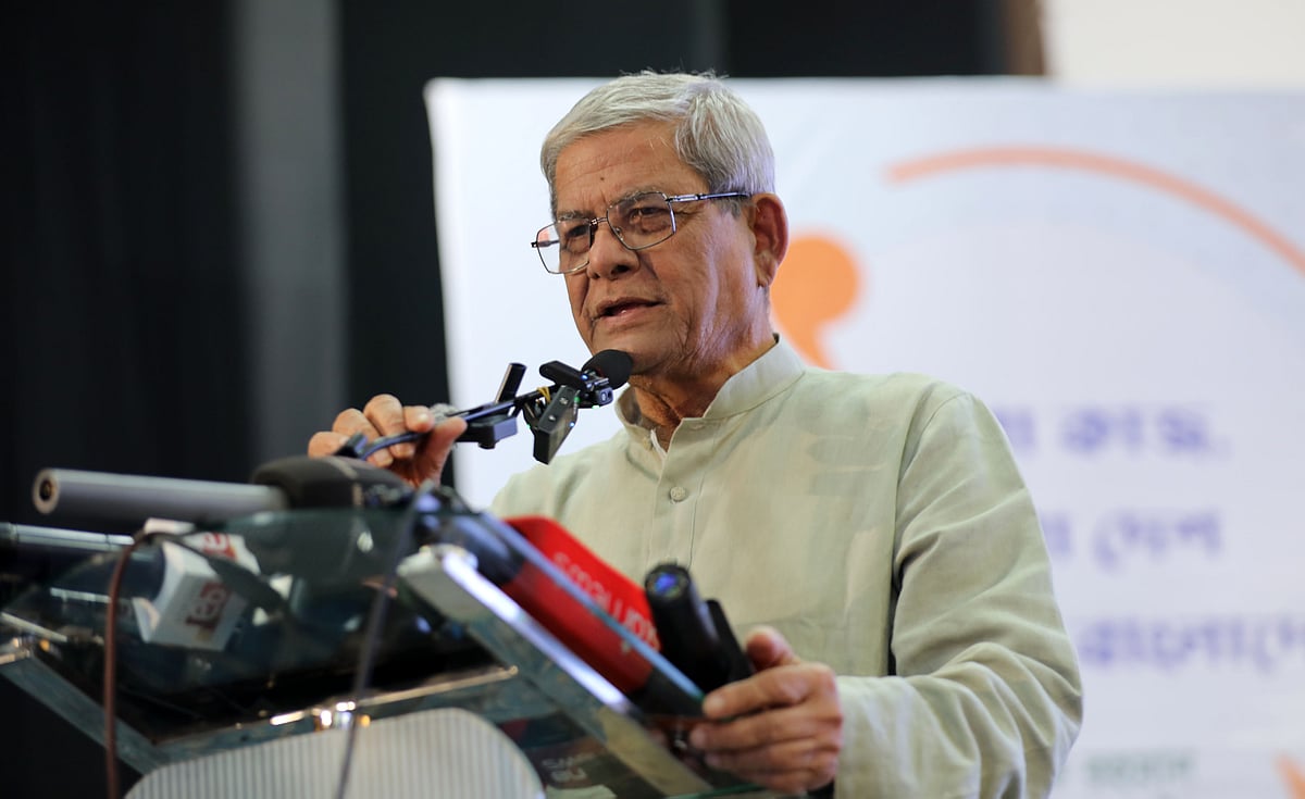 বগুড়ার পল্লী উন্নয়ন একাডেমির ৩৬তম বার্ষিক পরিকল্পনা সম্মেলনে প্রধান অতিথির বক্তব্য দেন স্থানীয় সরকার, পল্লী উন্নয়ন ও সমবায়মন্ত্রী মির্জা ফখরুল ইসলাম আলমগীর। পরে নতুন রাষ্ট্রপতি মনোনয়ন প্রসঙ্গে তিনি সাংবাদিকদের বিভিন্ন প্রশ্নের জবাব দেন। ছবিটি শুক্রবার দুপুরে শেরপুর উপজেলার পল্লী উন্নয়ন একাডেমি সম্মেলন কক্ষ থেকে তোলা